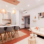 Old Town Place Rossetti Themed 2br Full Air Conditioning * نيس
